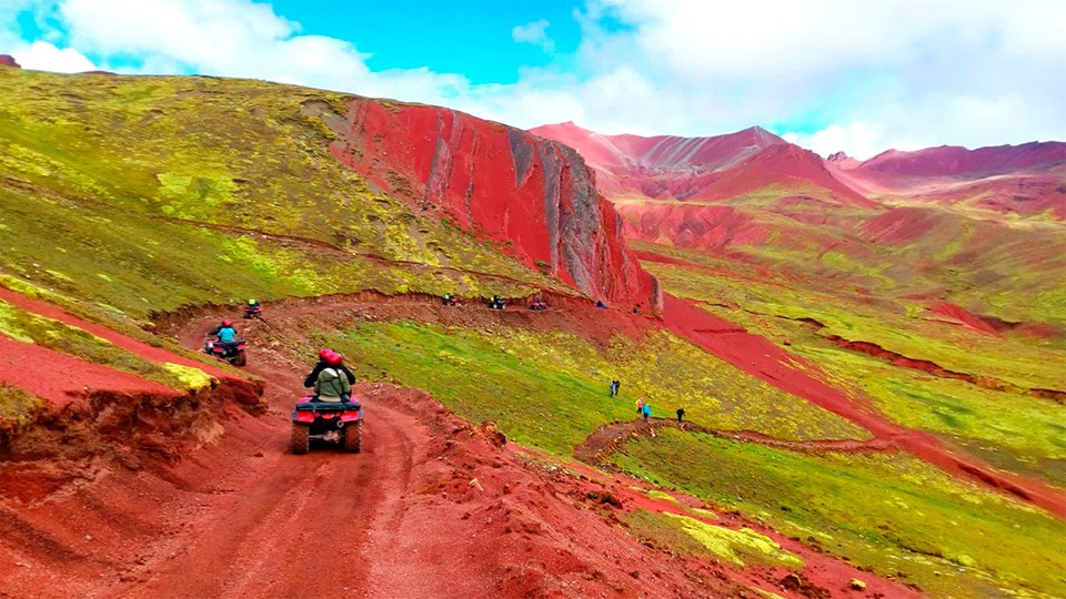 Tour en cuatrimoto al Valle Rojo y Montaña de Colores – Aventura extrema en Cusco.