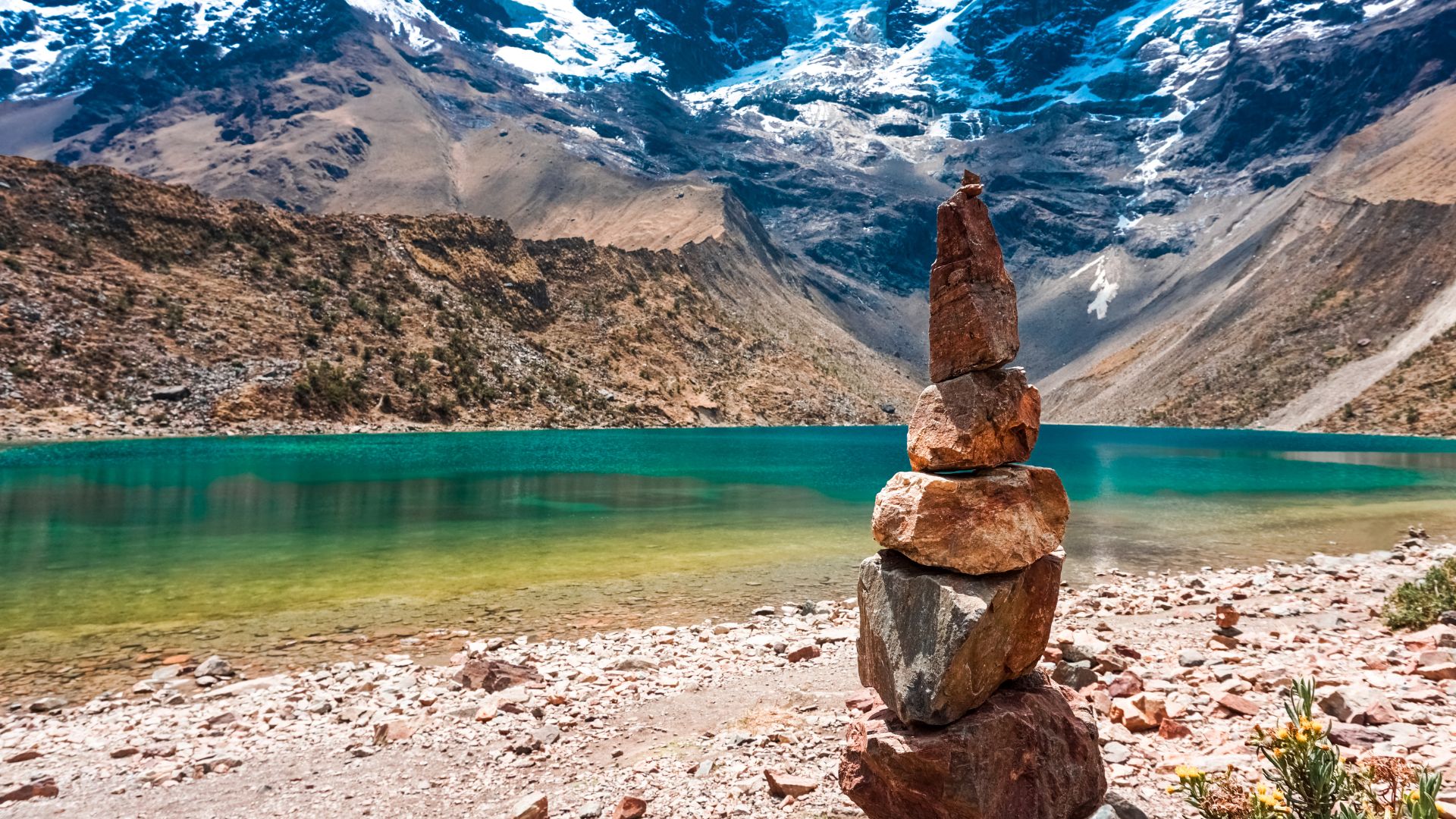 Laguna Humantay en Cusco – Aguas turquesas rodeadas de imponentes montañas nevadas.