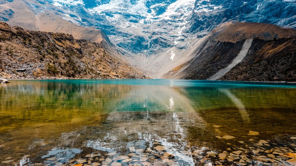 Laguna Humantay en Cusco – Aguas turquesas rodeadas de imponentes montañas nevadas.